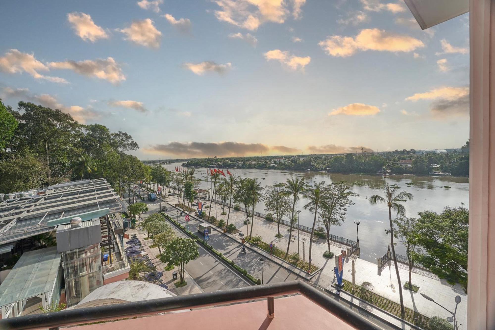 Bcons Riverside Hotel Binh Duong Thu Dau Mot Exterior foto